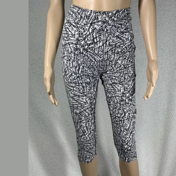 Nike Women's Club AOP Crop Fitted Leggings - Picture 1 of 8